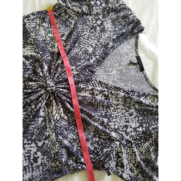 Daisy Fuentes Sz L Short Sleeve Twisted Front BOHO Gray V-NECK Women Top - Picture 8 of 12